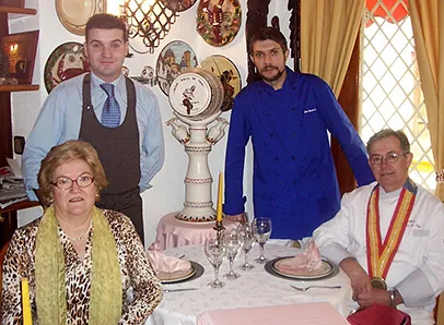 Restaurante Mesón Racó de Toni - Familia en el restaurante